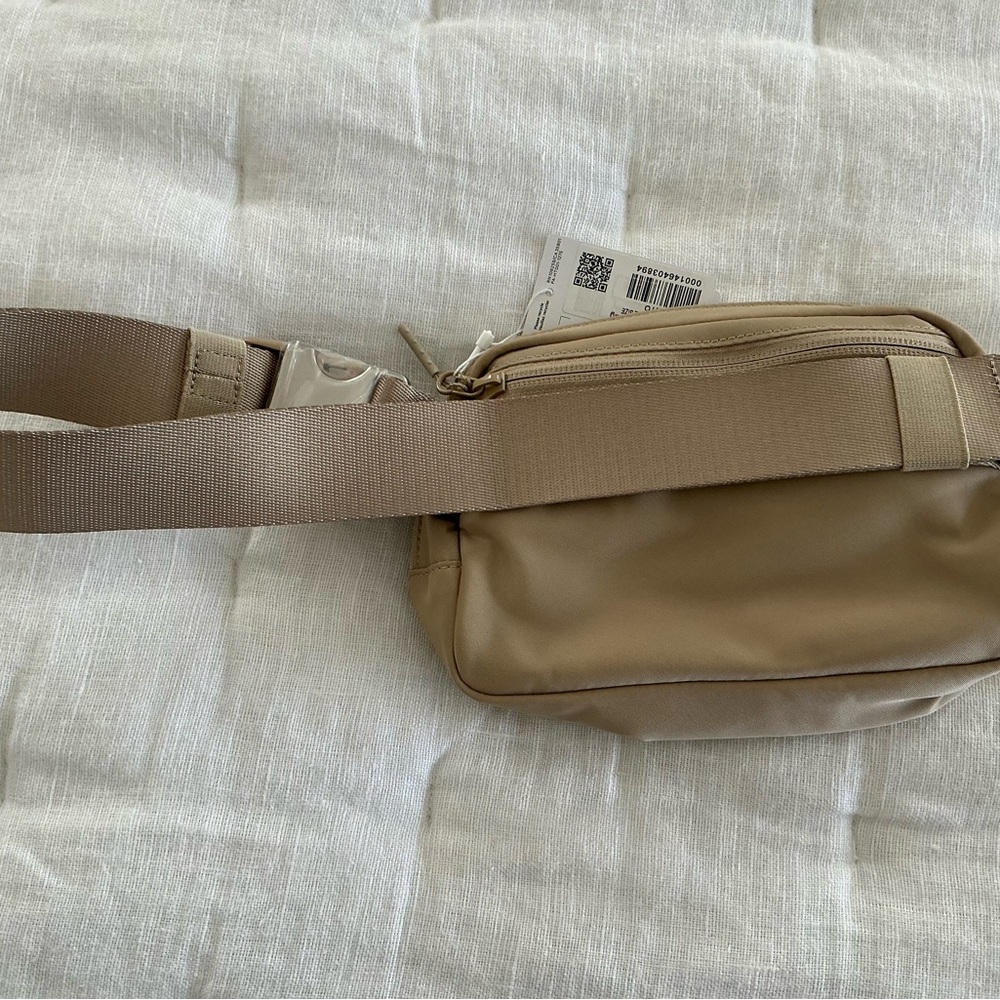NWT lululemon athletica tan Everywhere belt bag with cream logo - Picture 2 of 5